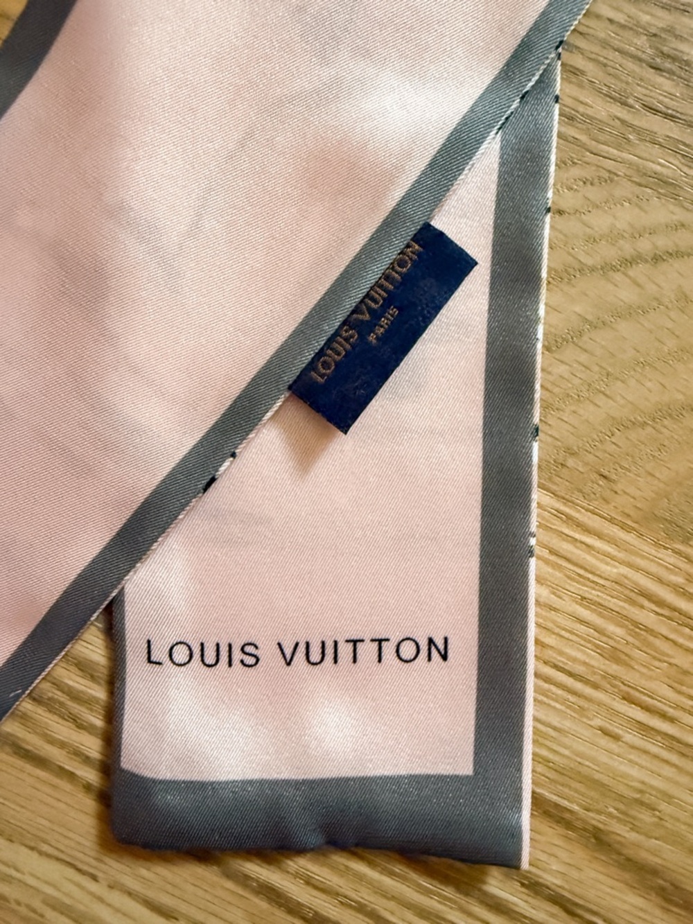Certified authentic LOUIS VUITTON ROSE POUDRE MONOGRAM TRUNKS BANDEAU SILK SCARF - Picture 7 of 8